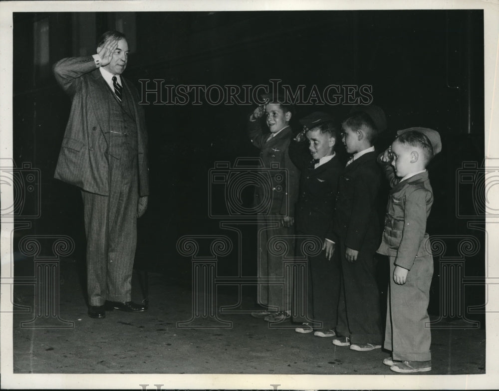 1941 Press Photo David,James, Henry,Geo Dueck salute Mr King, Netherlands - Historic Images