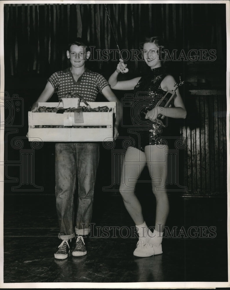 1955 Press Photo Rome Jeanne Weldon Strawberry Competition - Historic Images