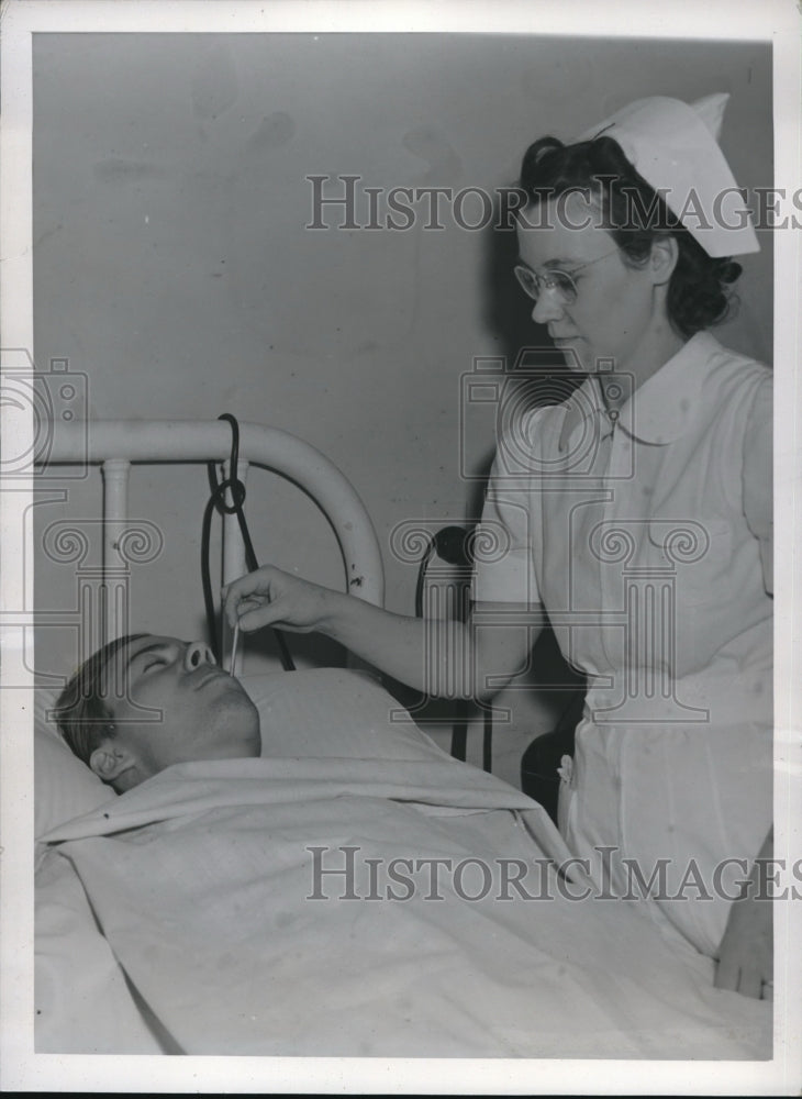 1941 Press Photo Nurse Juanita Williams Takes Lawrence Gundy&#39;s Terperature-Historic Images