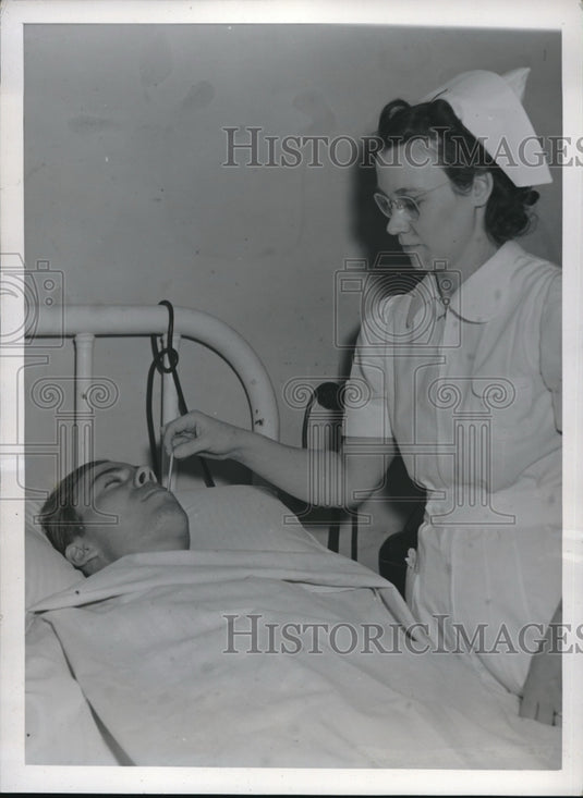 1941 Press Photo Nurse Juanita Williams Takes Lawrence Gundy's Terperature-Historic Images