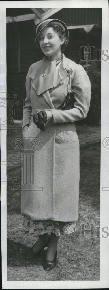 1934 Press Photo Trudy Von Ravensburg, skin turning to stone in strange disease - Historic Images