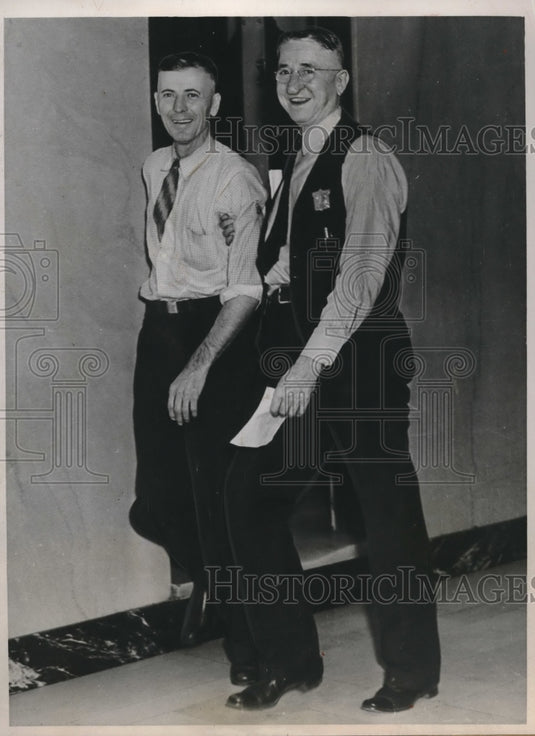 1937 Press Photo Lawrence C. Tatman Arrested by Lieut. Lee Duianthy of Memphis - Historic Images