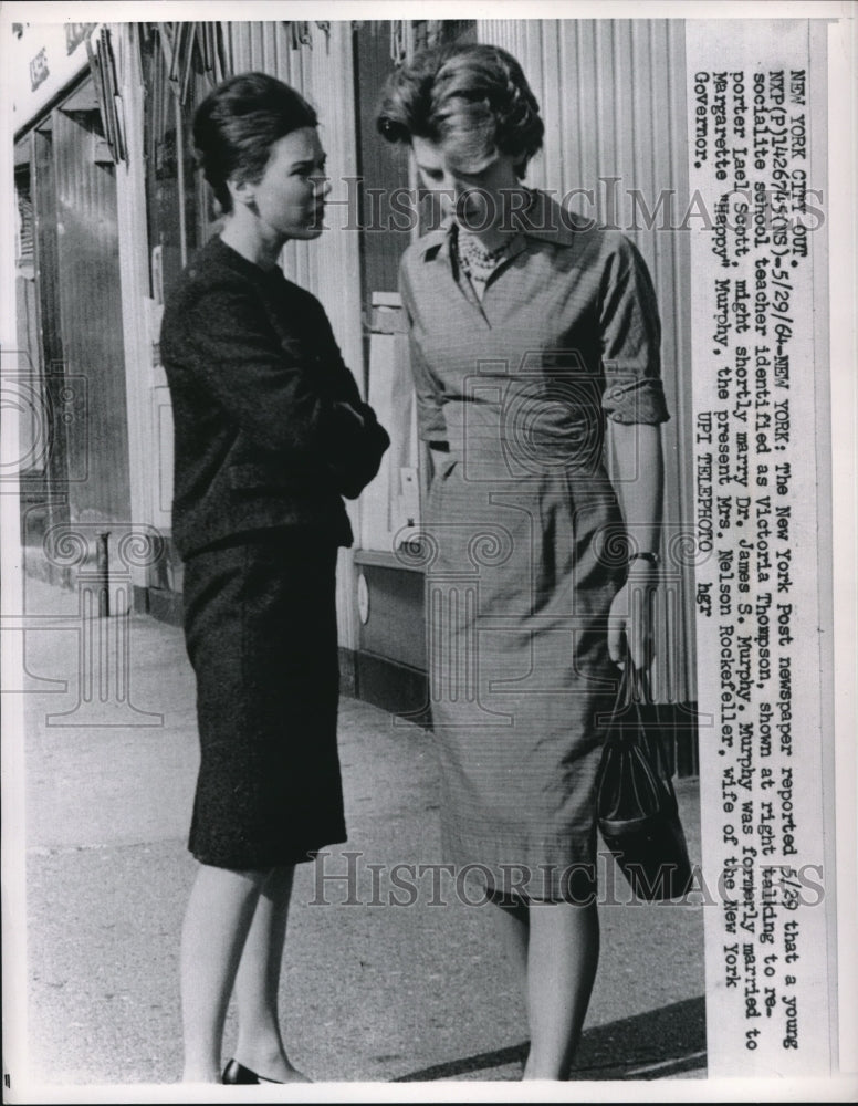 1964 Press Photo School Teacher Victoria Thompson Talks to Reporter Lael Scott - Historic Images