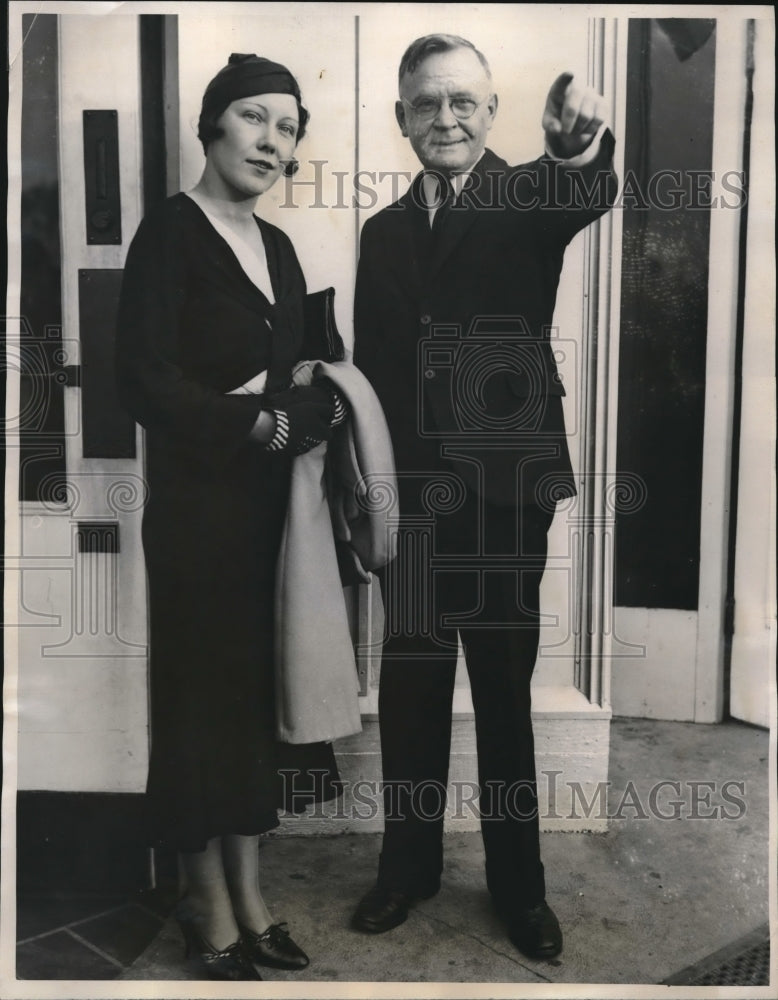 1933 Press Photo Miss Oklahoma City being shown around the Worlds Fair-Historic Images