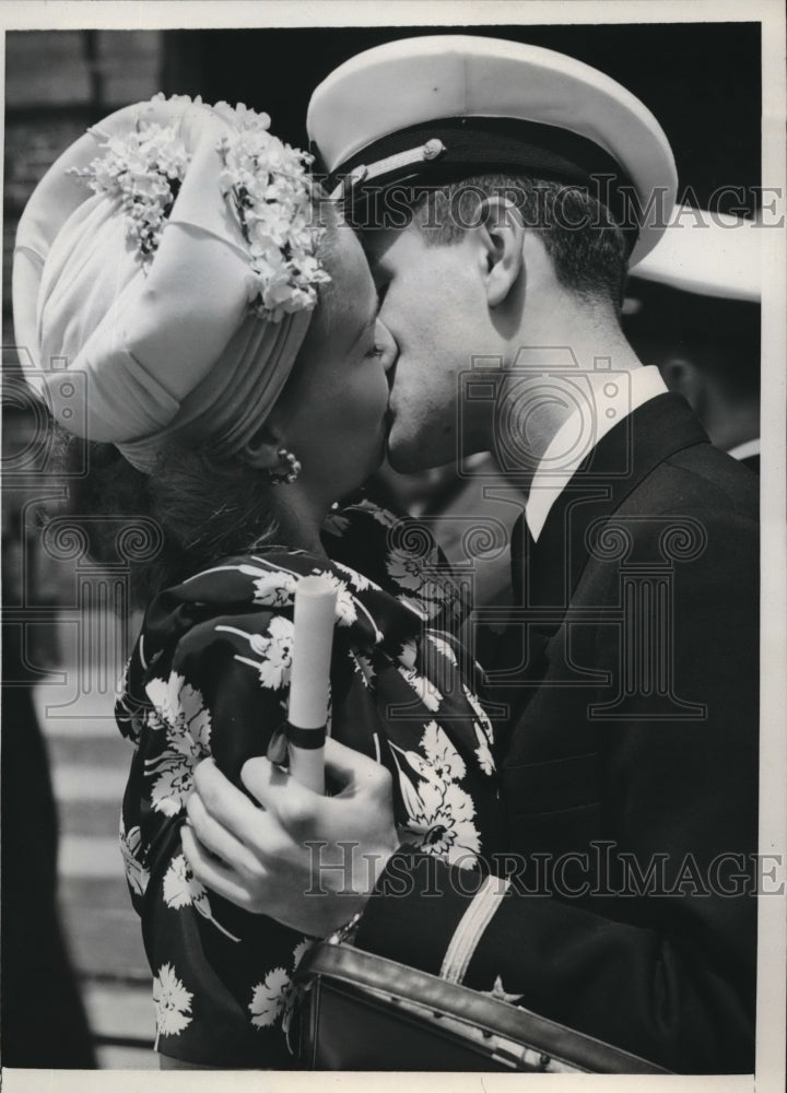 1941 Press Photo Ensign Irving Warner kisses Jane Van Wormer at graduation - Historic Images