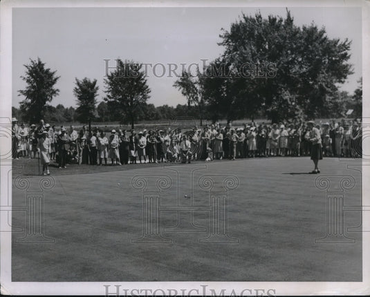 1946 Press Photo Green at Westwood Jean Hopkins Putting - Historic Images