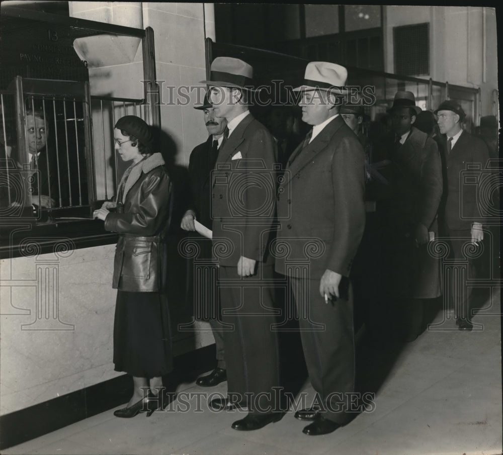 1933 Press Photo Mayor Frank Murphy & T. Keller Open Bank for Detroit Employees - Historic Images