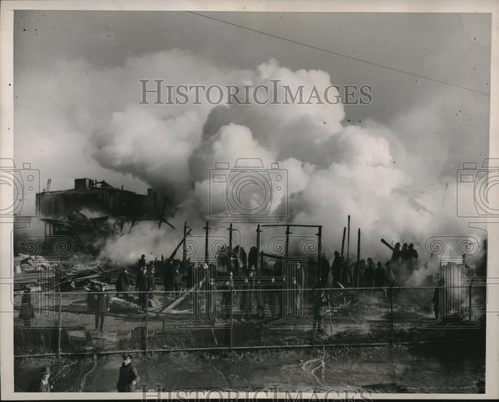 1941 Press Photo Fire Burning at the Plant of Bennett Brothers in New York - Historic Images