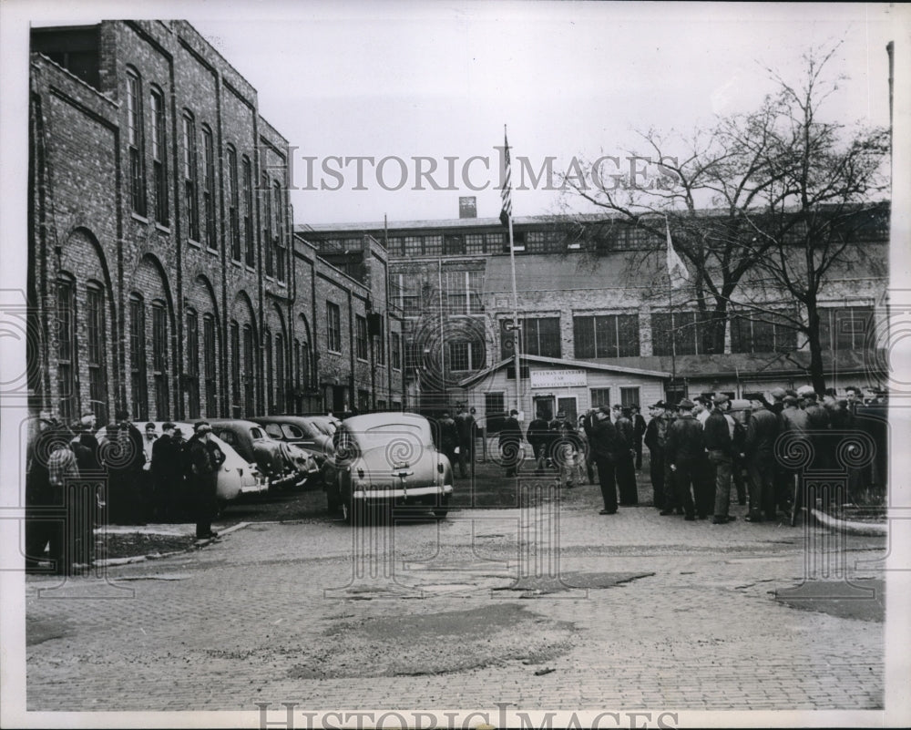 1944 Press Photo Workers from Pullman_Standard Car Manufacturing Company - Historic Images