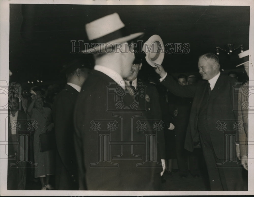 1936 Press Photo Herbert Hoover as he emerged from the station platform-Historic Images