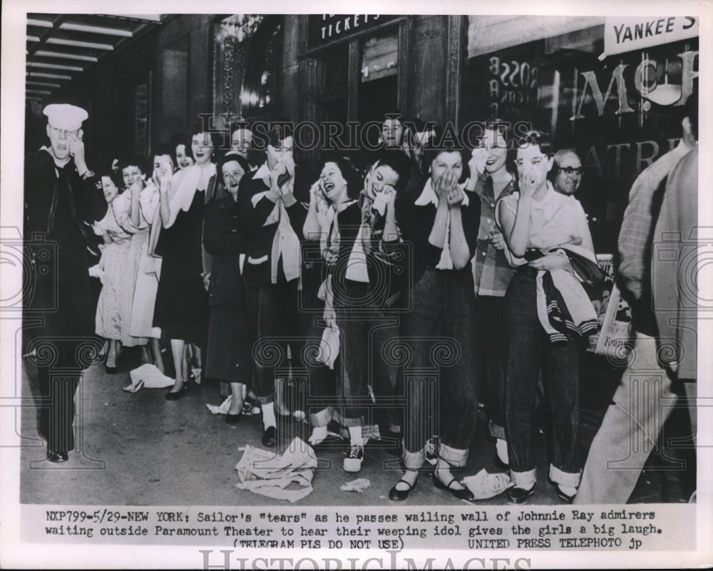 1952 Press Photo Johnnie Ray admirers outside Paramount Theater, New York - Historic Images