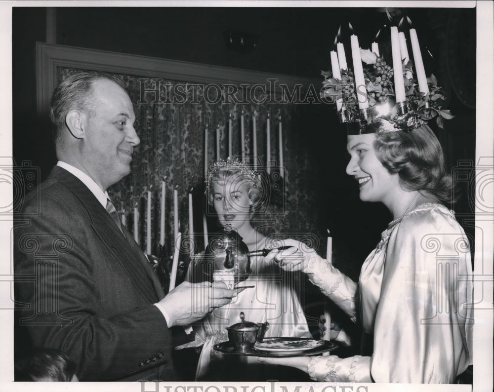 1952 Press Photo Andrea thunander Queen of Lights in Chicago - Historic Images