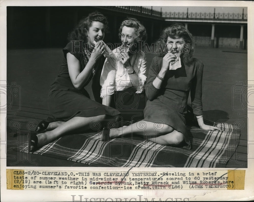 1948 Press Photo Cleveland Ohio Gertrude Strunk Betty Horack Wilma Roberts - Historic Images