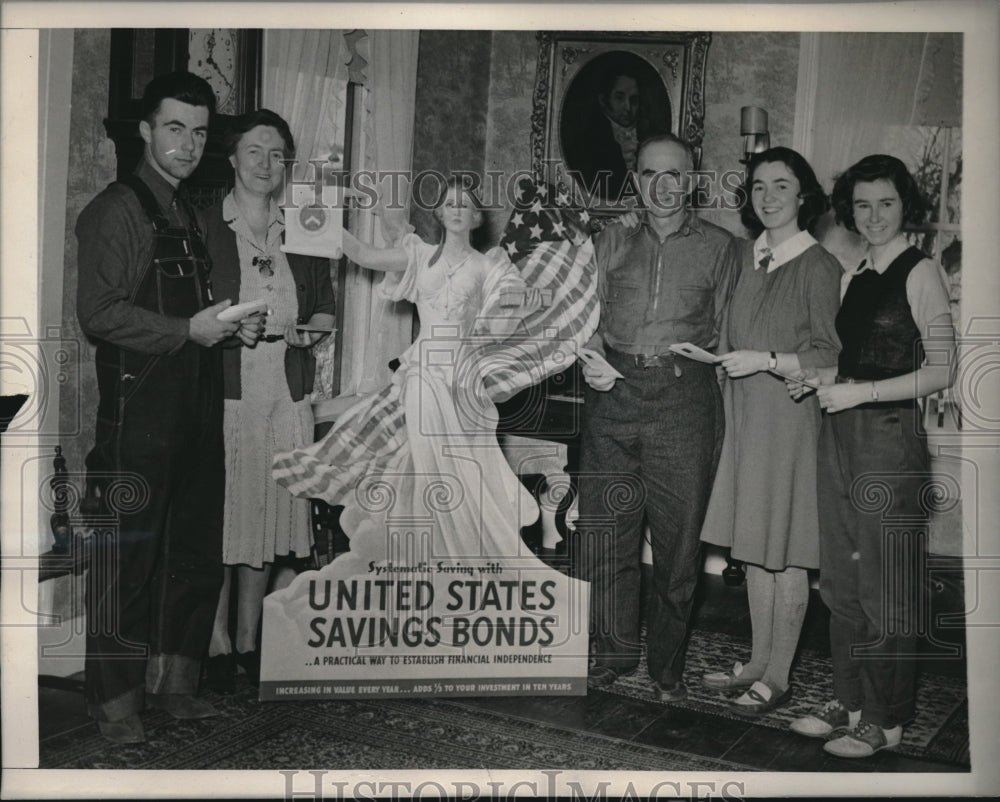 1942 Press Photo Phillip Jr.,Mr. &amp; Mrs. Philip Jones Sr.,Barbara &amp; Carol Newell - Historic Images