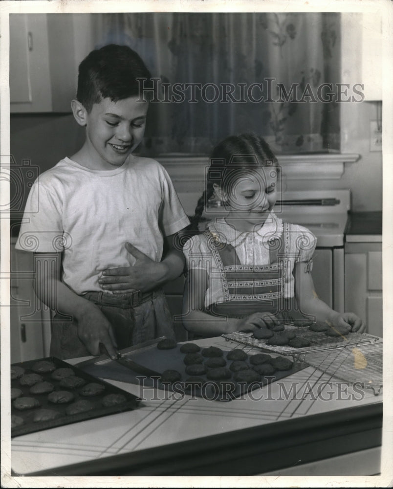 1944 Children Demonstrate How To Bake Cookies Vintage Kitchen - Historic Images