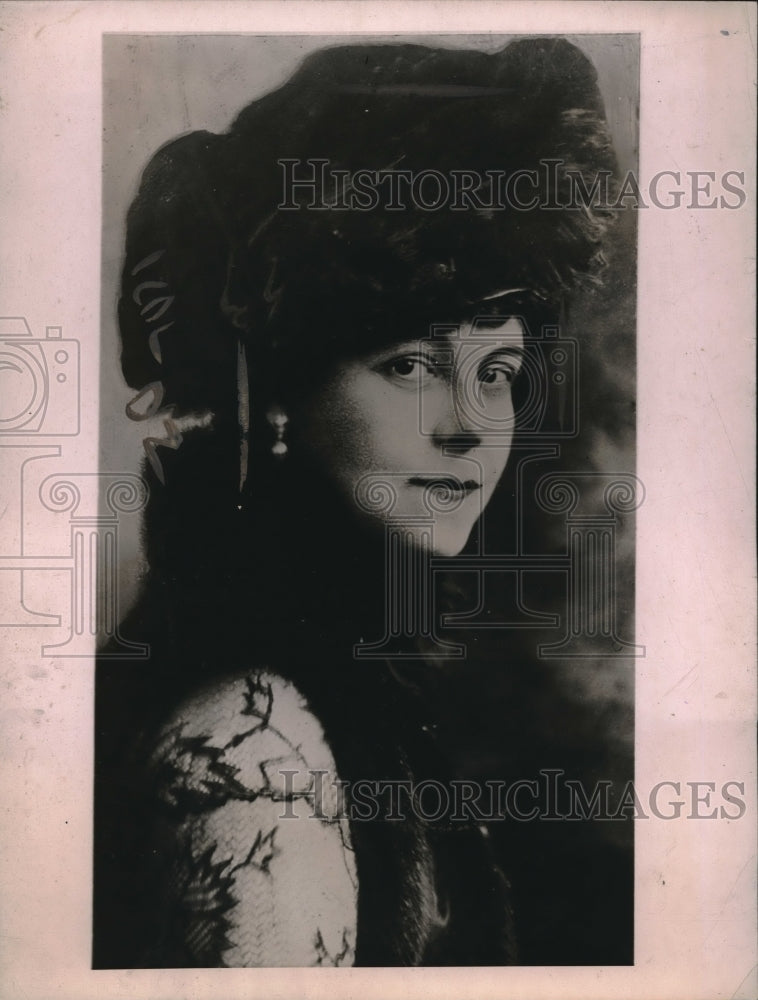 1919 Mrs William Thompson who was dressed by Gambain D&#39;Annunzio - Historic Images