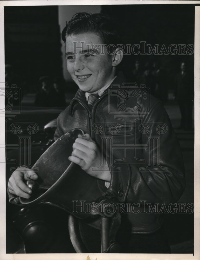 1945 Press Photo Student John Tynan examining the Bell on the fire truck-Historic Images