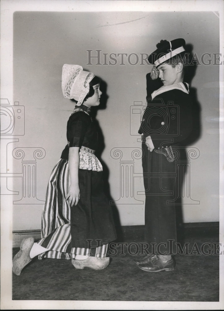 1937 Press Photo Jacquel Van Troostenburg &amp; Charles Lombard in Childrens Program - Historic Images