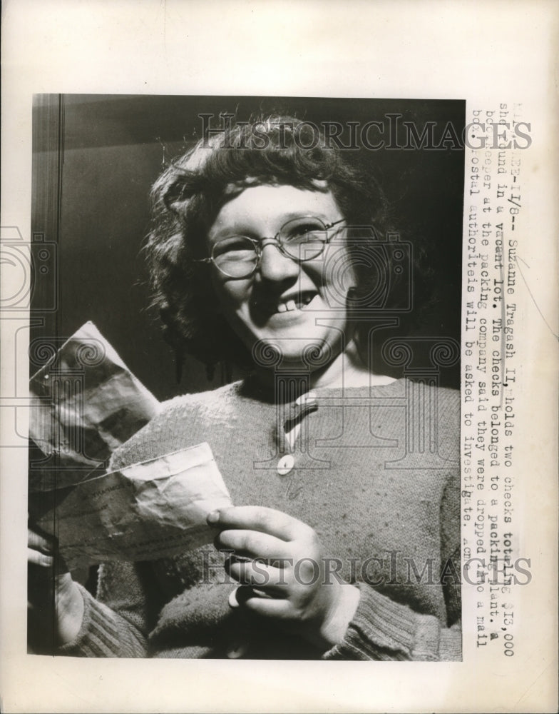 1947 Press Photo Suzanne Tragash Holds Two Checks Total $13,000 In Vacant Lot - Historic Images