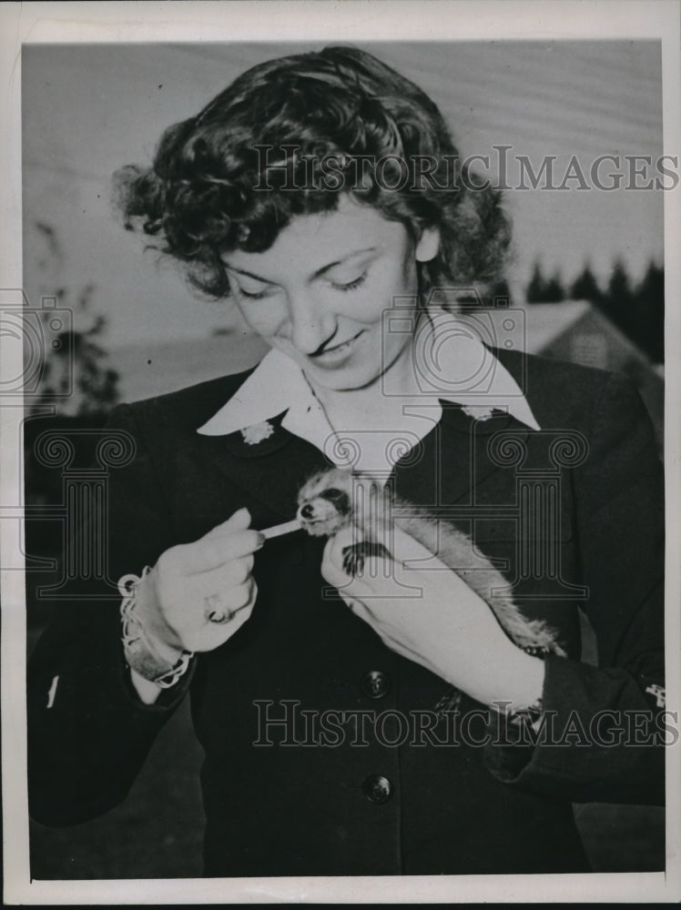 1944 Press Photo SPAR Gertrude Genschow Feeds Baby Racoon, Port Everglades, FL - Historic Images