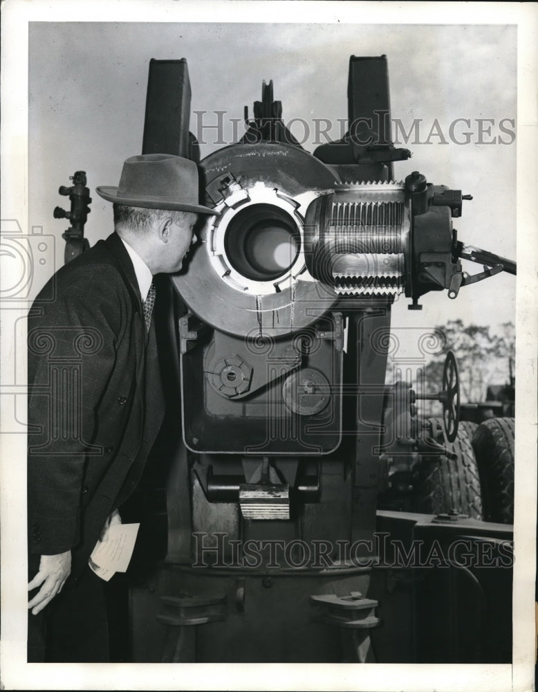 1941 Press Photo Rep Thomas E Martin (R-Iowa) Inspecting 8 inch Howitzer - Historic Images