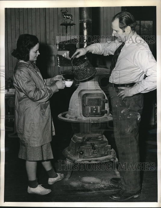 1941 Press Photo Dorothy Shilstone & Mr Jonas at a pot bellied stove - Historic Images