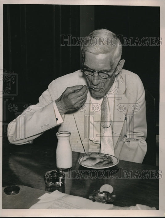 1936 Press Photo Dr. Francis E. Townsend Eating Snack at Cleveland Court-Historic Images