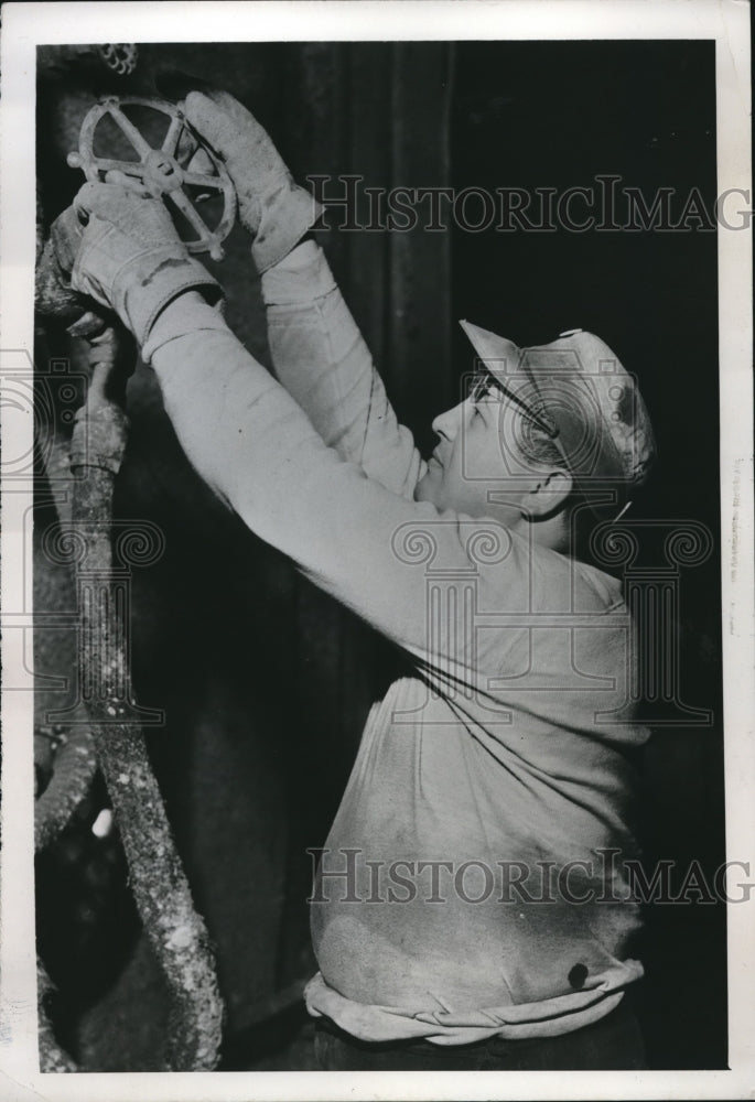 1947 Press Photo Edward May Shuts Down Steel Furnace at Carnegie-Illinois Mill-Historic Images