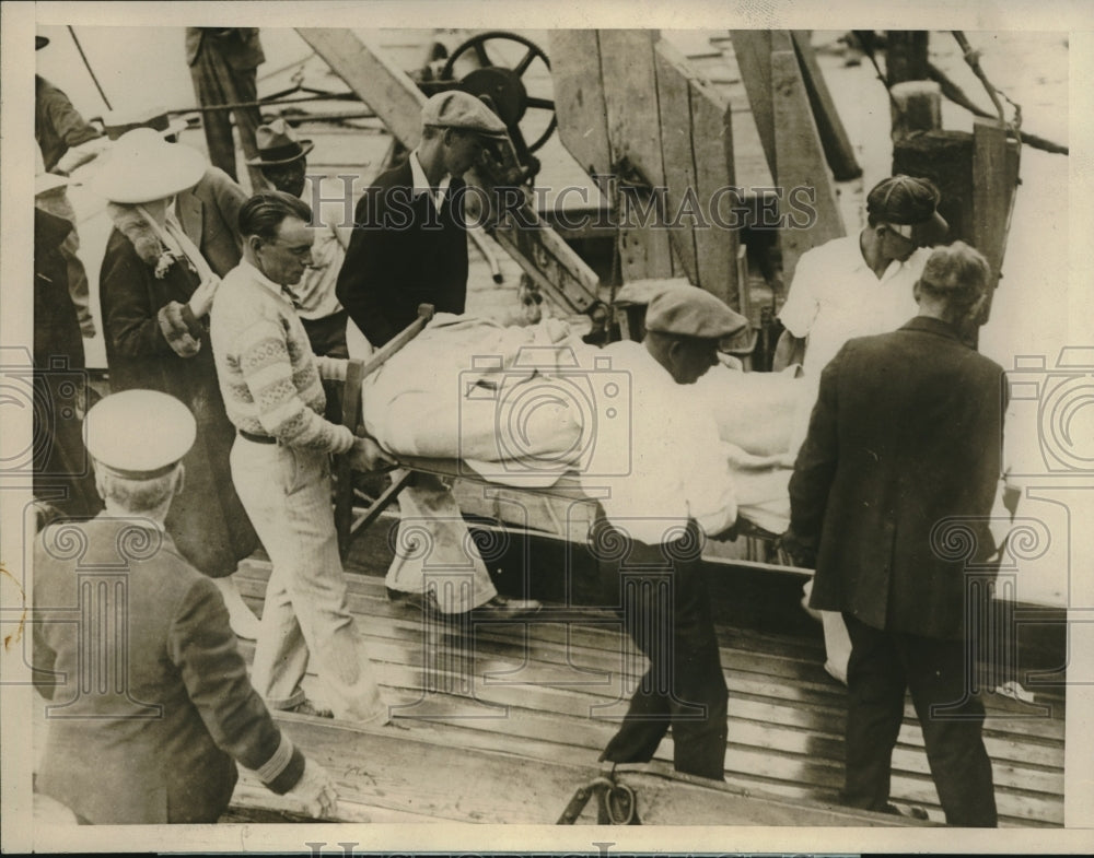 1926 Press Photo Bodies Carried of Rescued Passengers When Yacht Una C Blew Up - Historic Images