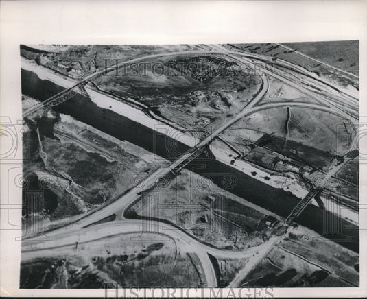 1943 Press Photo Aerial view of Cornith Canal bridges in Spain damaged by Nazis - Historic Images