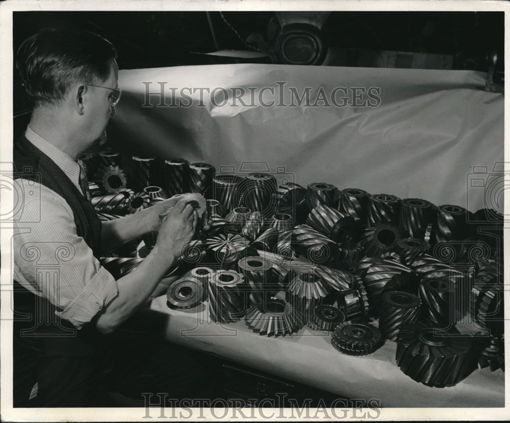 1942 Press Photo JE Larkin, Westinghouse tool inspector checks parts - Historic Images