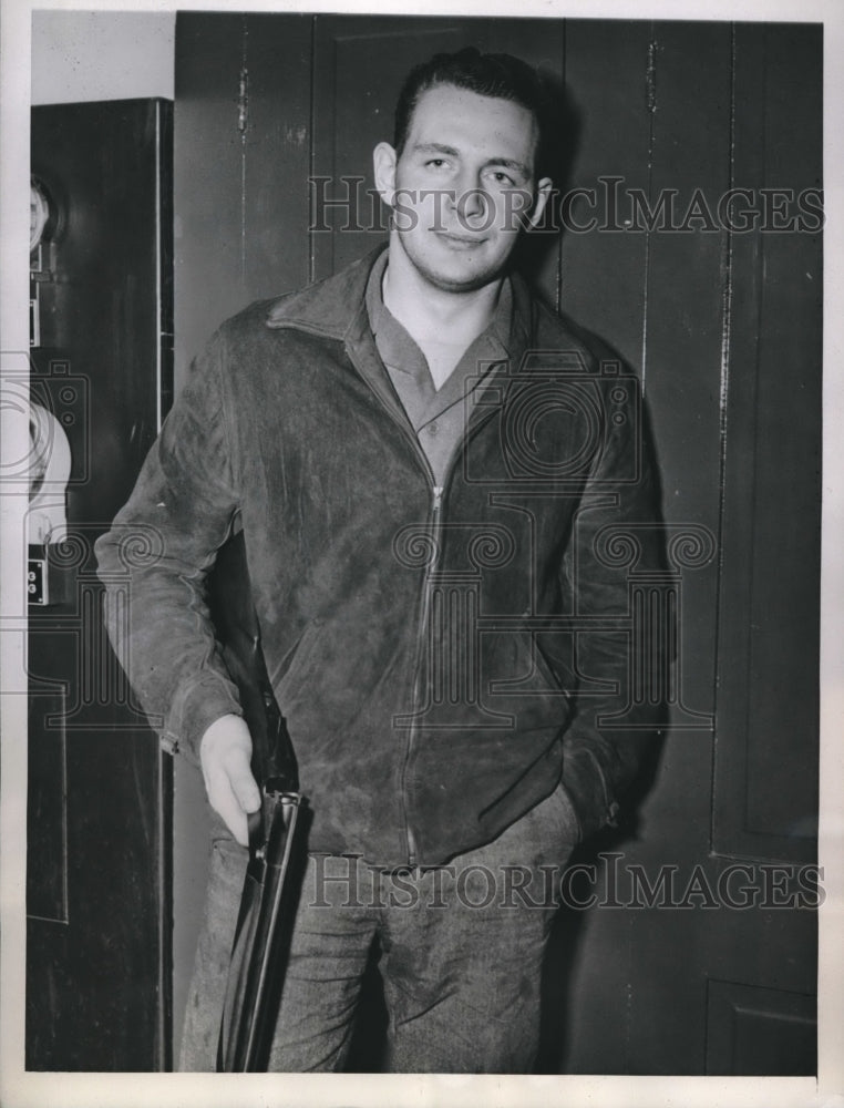 1946 Press Photo Grand Rapids, Mich Lawrence Squires arrested for assault - Historic Images