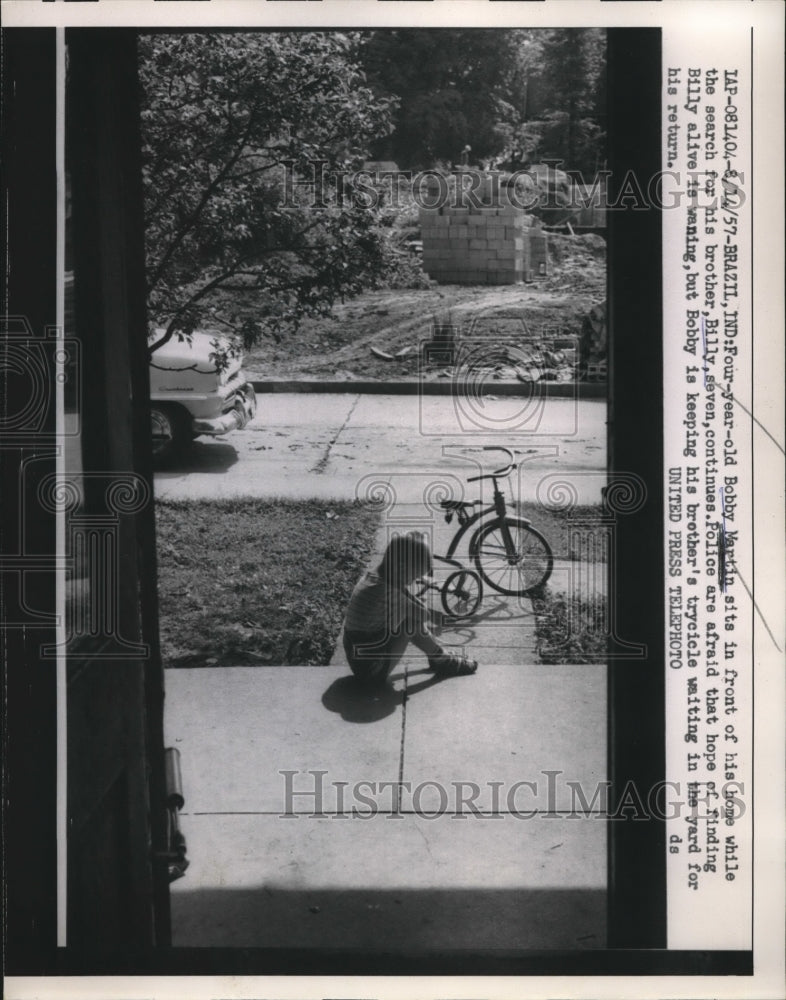 1957 Press Photo Bobby Martin Age 4 Sitting Out Front as Police Search for Broth - Historic Images