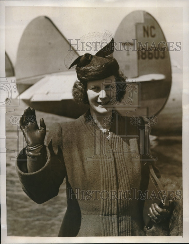 1941 Press Photo Mrs. John Gilbert Winant Waves As She Leaves for London - Historic Images