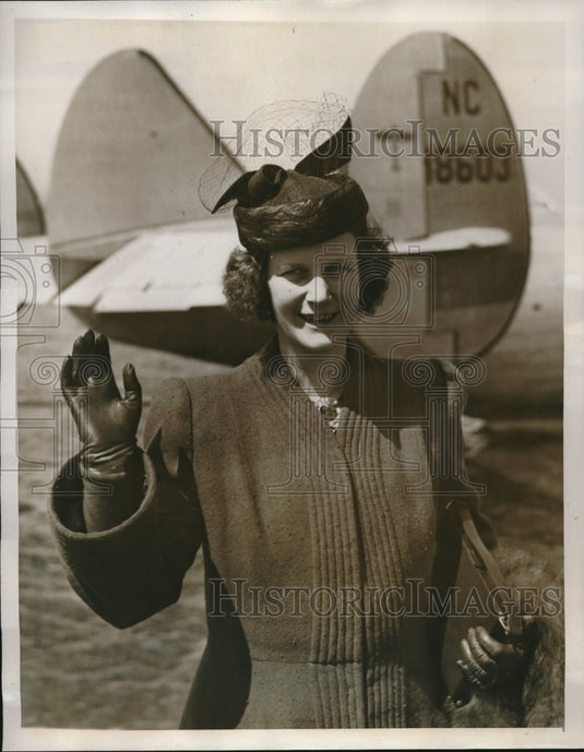 1941 Press Photo Mrs. John Gilbert Winant Waves As She Leaves for London - Historic Images