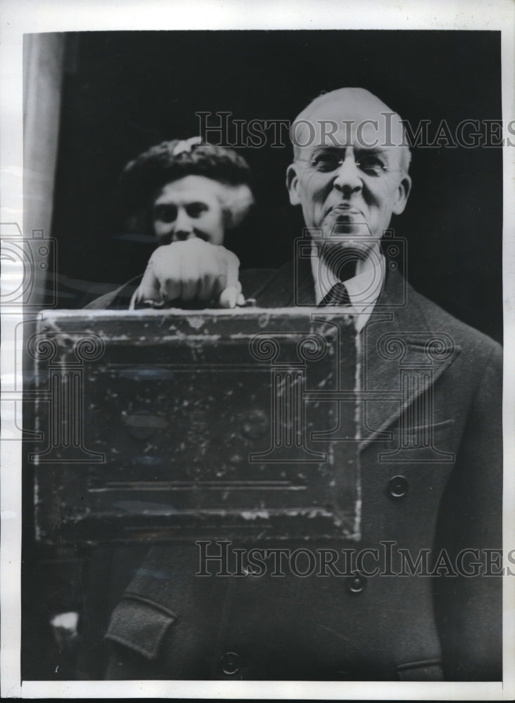 1950 Press Photo Sir Stafford Cripps with Battered Box Carrying Secret Papers - Historic Images