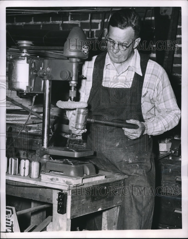 1954 Press Photo Loren S. Case makes a gavel for VP Nixon - Historic Images