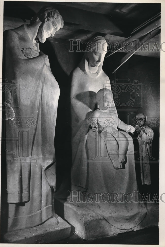 1968 Press Photo Lorenzo Ferri carving wax religious figures near Rome - Historic Images