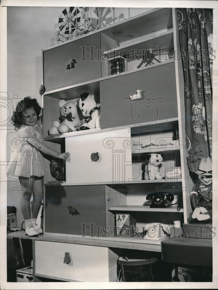 1949 Press Photo Bonnie Baxter in new toyroom designed by Joseph Aronson - Historic Images