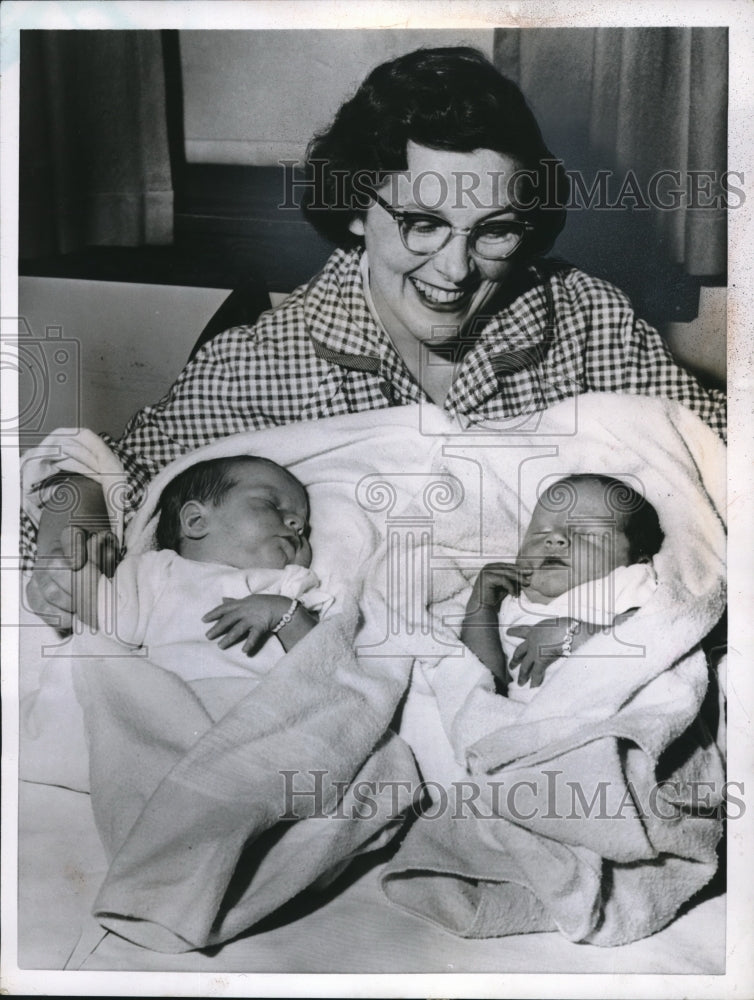 1955 Press Photo Twin Sons Of Mrs Eugene LaVelle 2nd Largest On Record - Historic Images