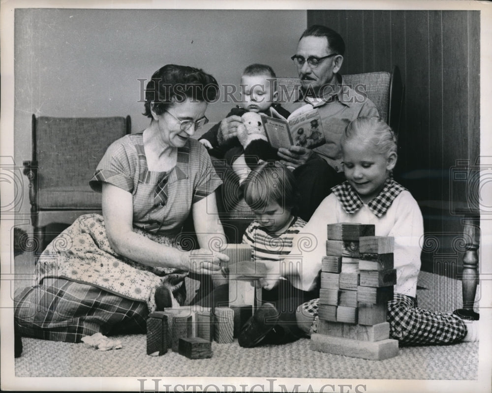 1960 Press Photo Mr. &amp; Mrs. Robert Curry Babysitting Four Children - Historic Images