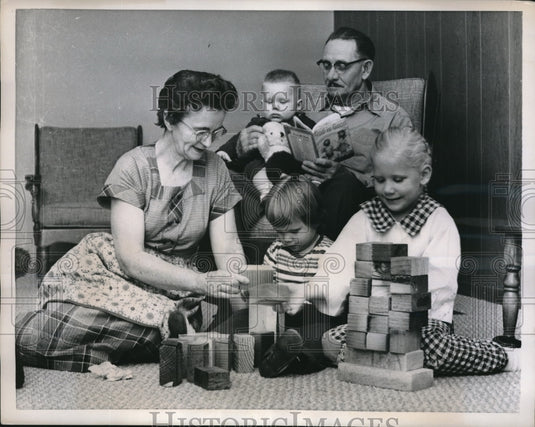 1960 Press Photo Mr. & Mrs. Robert Curry Babysitting Four Children - Historic Images