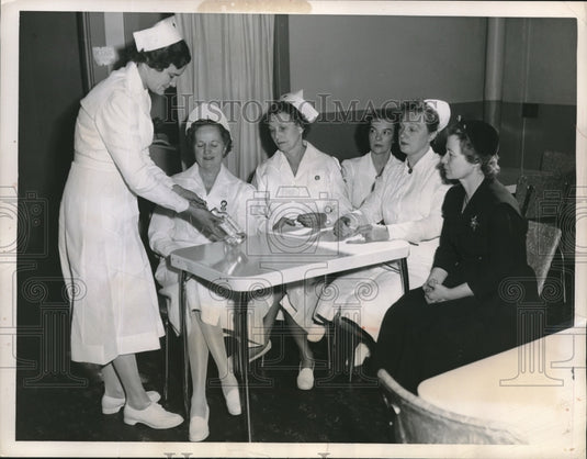 1952 Press Photo Red Cross Nurses of the blood program examining blood sample - Historic Images