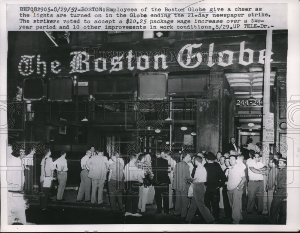 1957 Press Photo Employees Of Boston Globe Celebrate End Of Strike-Historic Images