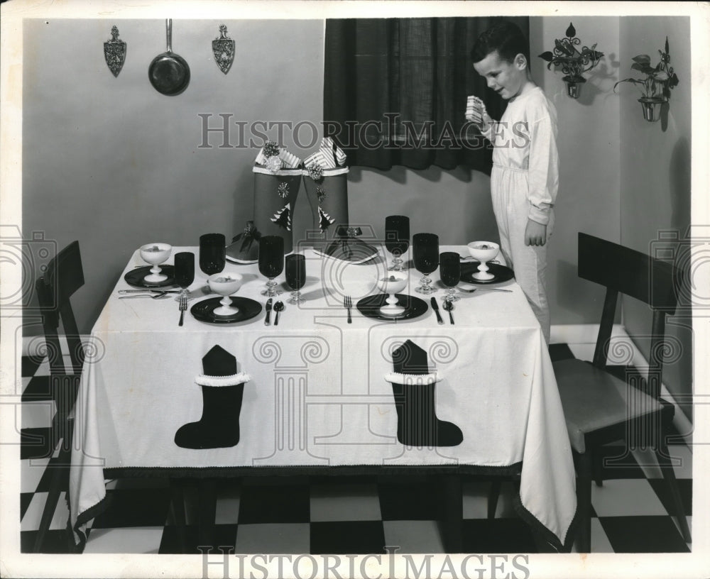 Press Photo Homemaking Decorating for Christmas - Historic Images