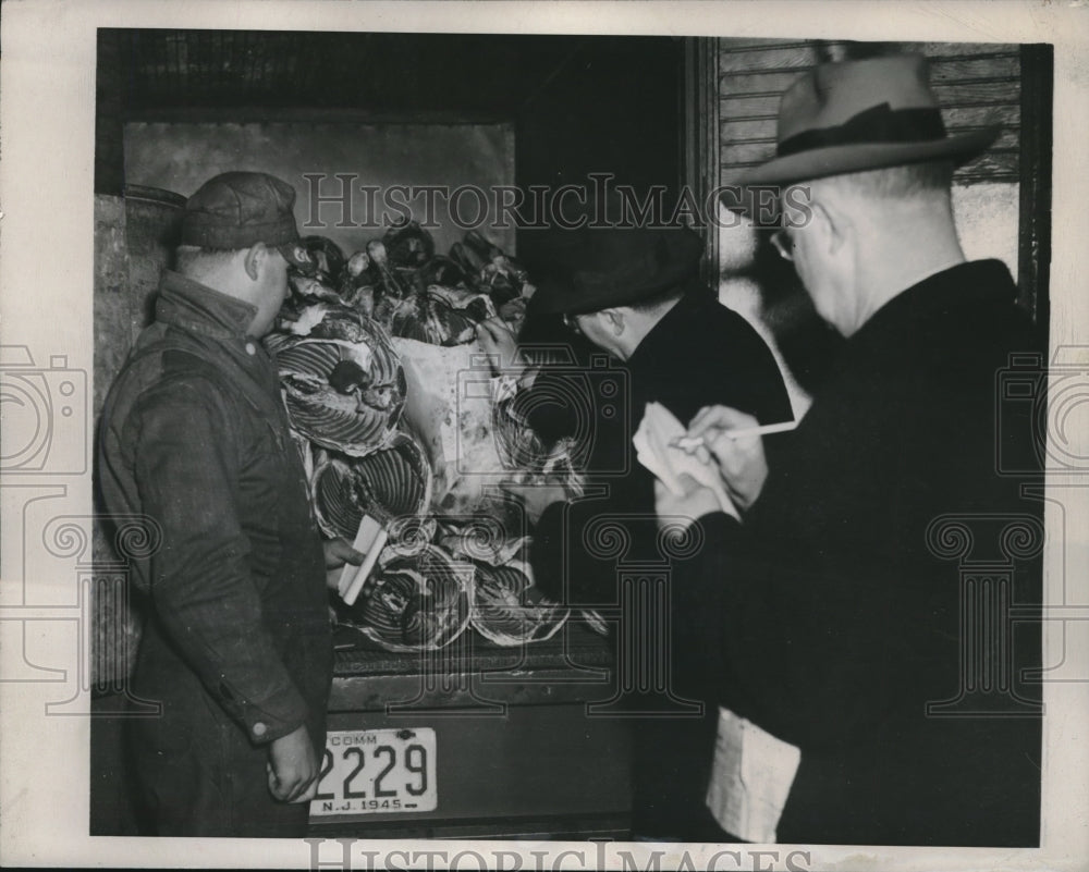 1946 Press Photo NYC, Board of Health Inspectors with black market meats - Historic Images