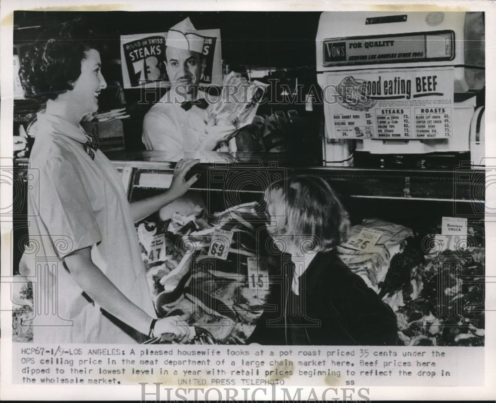 1950 Press Photo LA, Calif. a housewife looks at pot roasts at a butchers - Historic Images