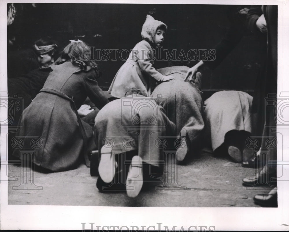 1946 Press Photo Women and kids look under gate at Lamberth Police court London- Historic Images