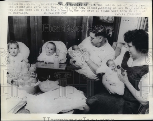 1961 Press Photo Milwaukee, Wis, Mr & Mrs Schaal & their two sets of twins - Historic Images
