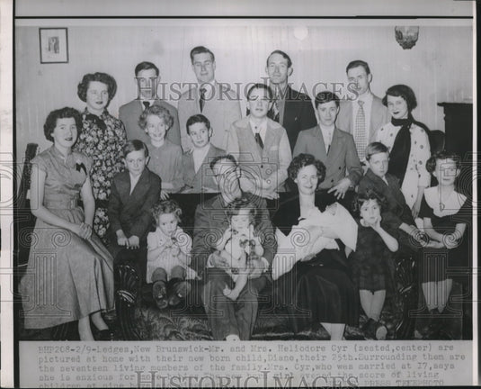 1954 Ledges, New Brunswick Mr & Mrs Heliodore Cyr & 17 children - Historic Images